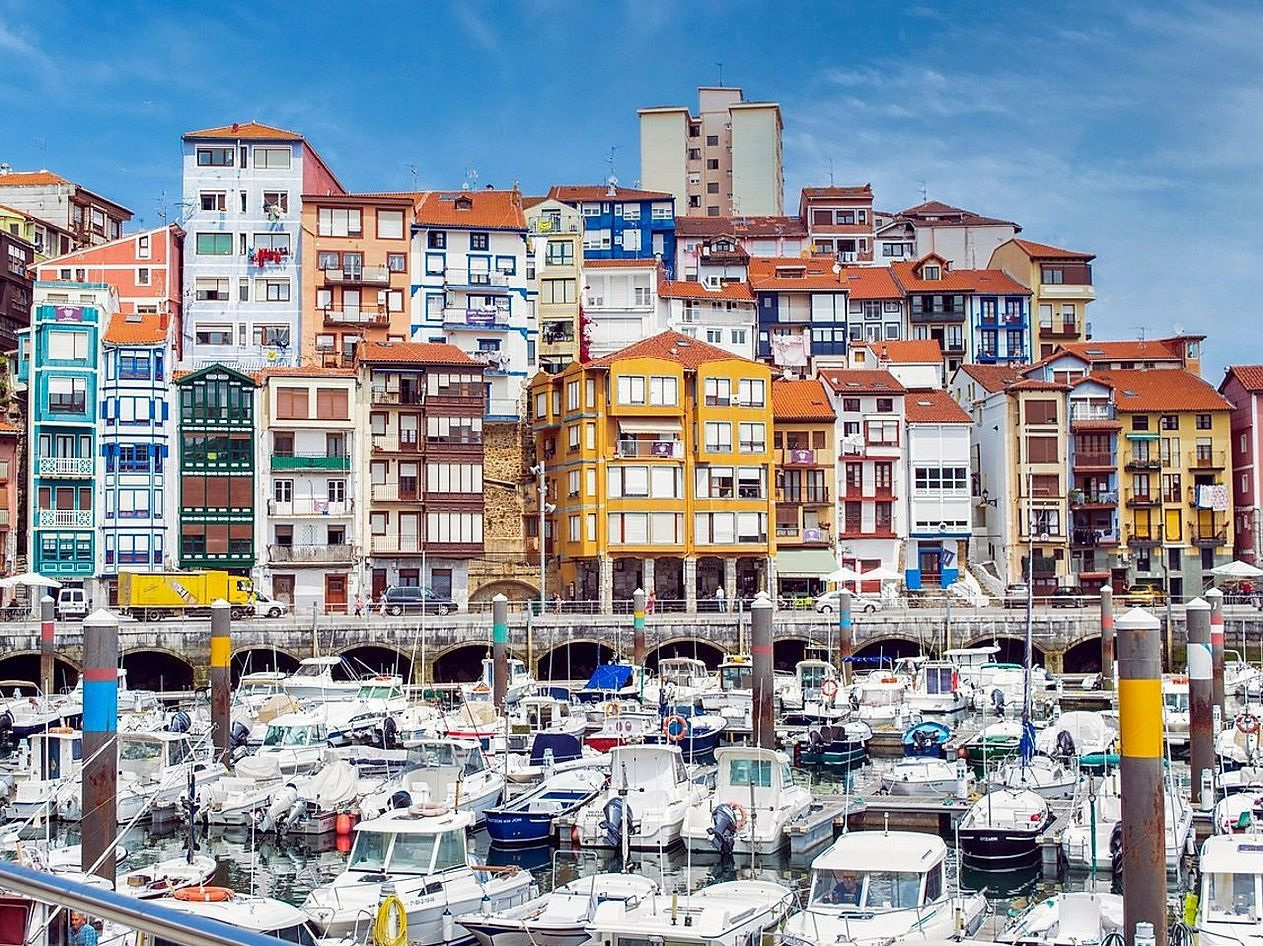 Uzun otlar sabit bir rüzgarla yatırılmış