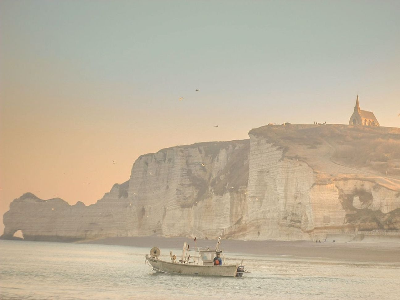 Işlak bir masada eski bir defter ve balıkçı kalemi